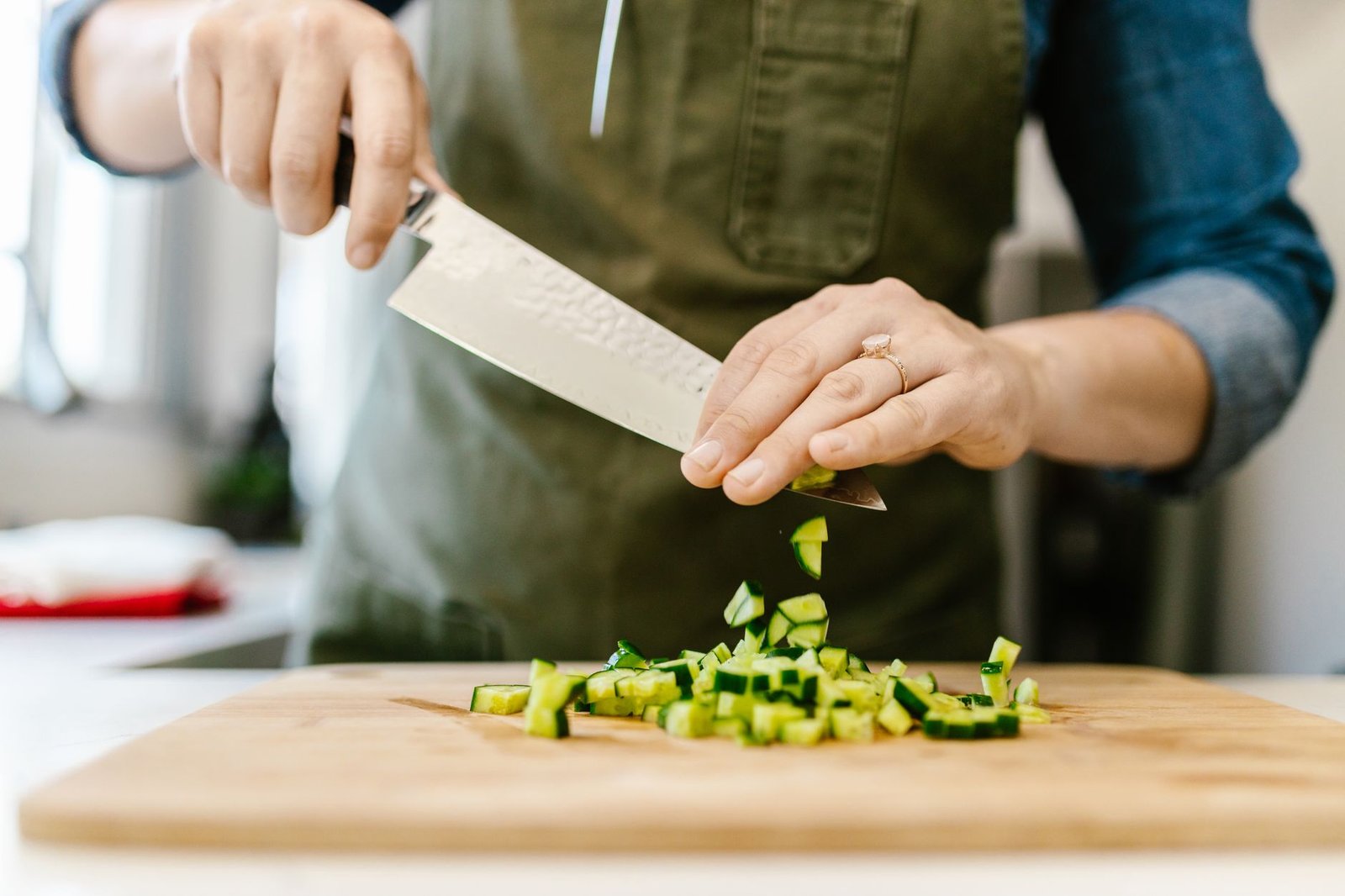 Préparation d'un bowl en cuisine
