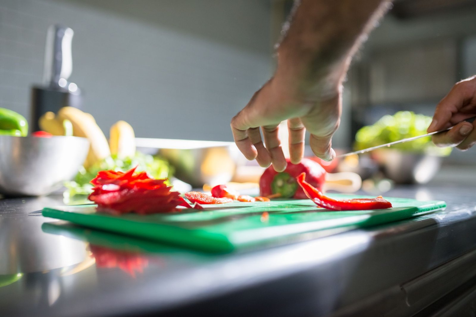 Légumes coupés sur planche à découper