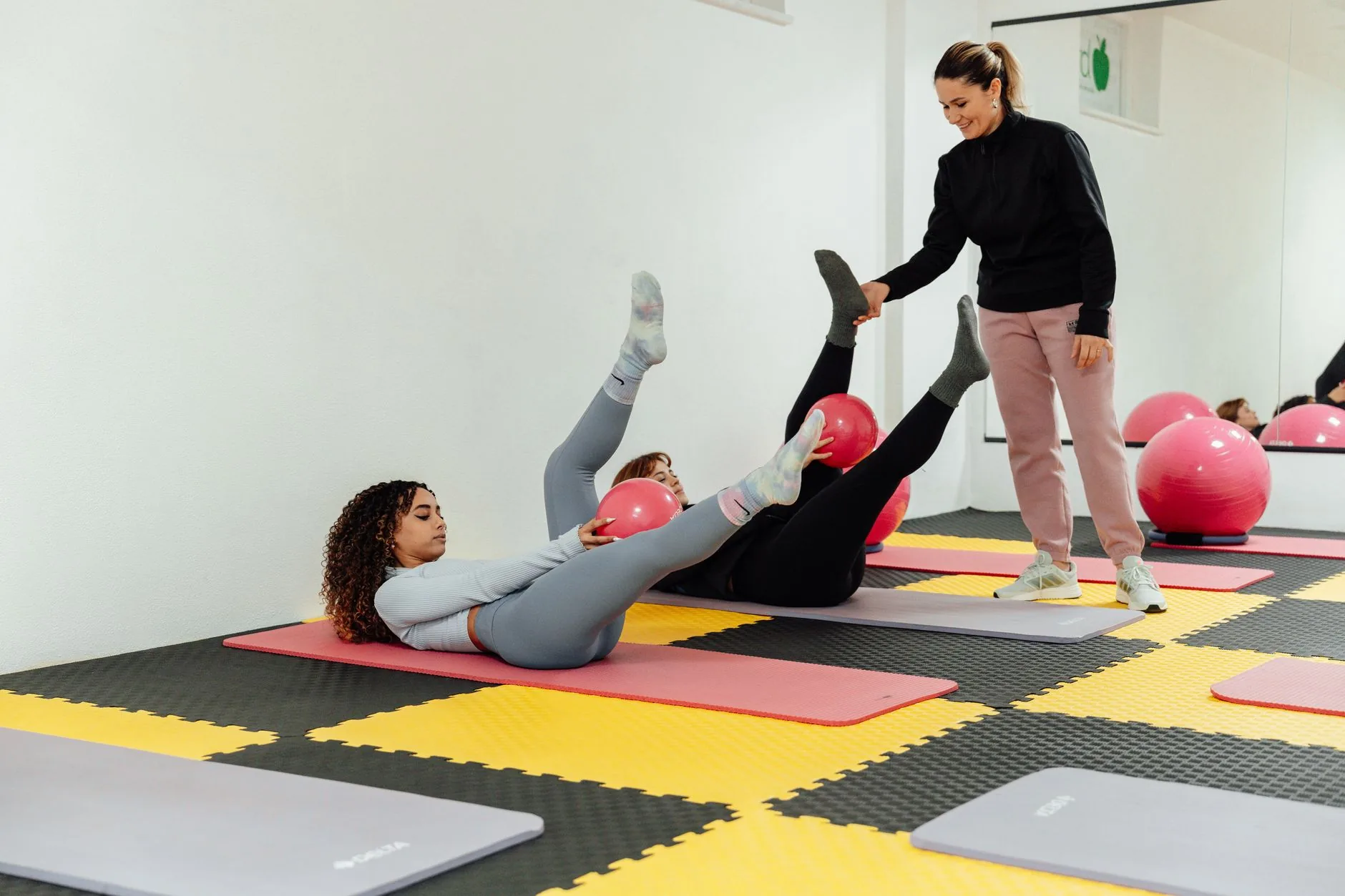 Séance abdos sur tapis à la maison