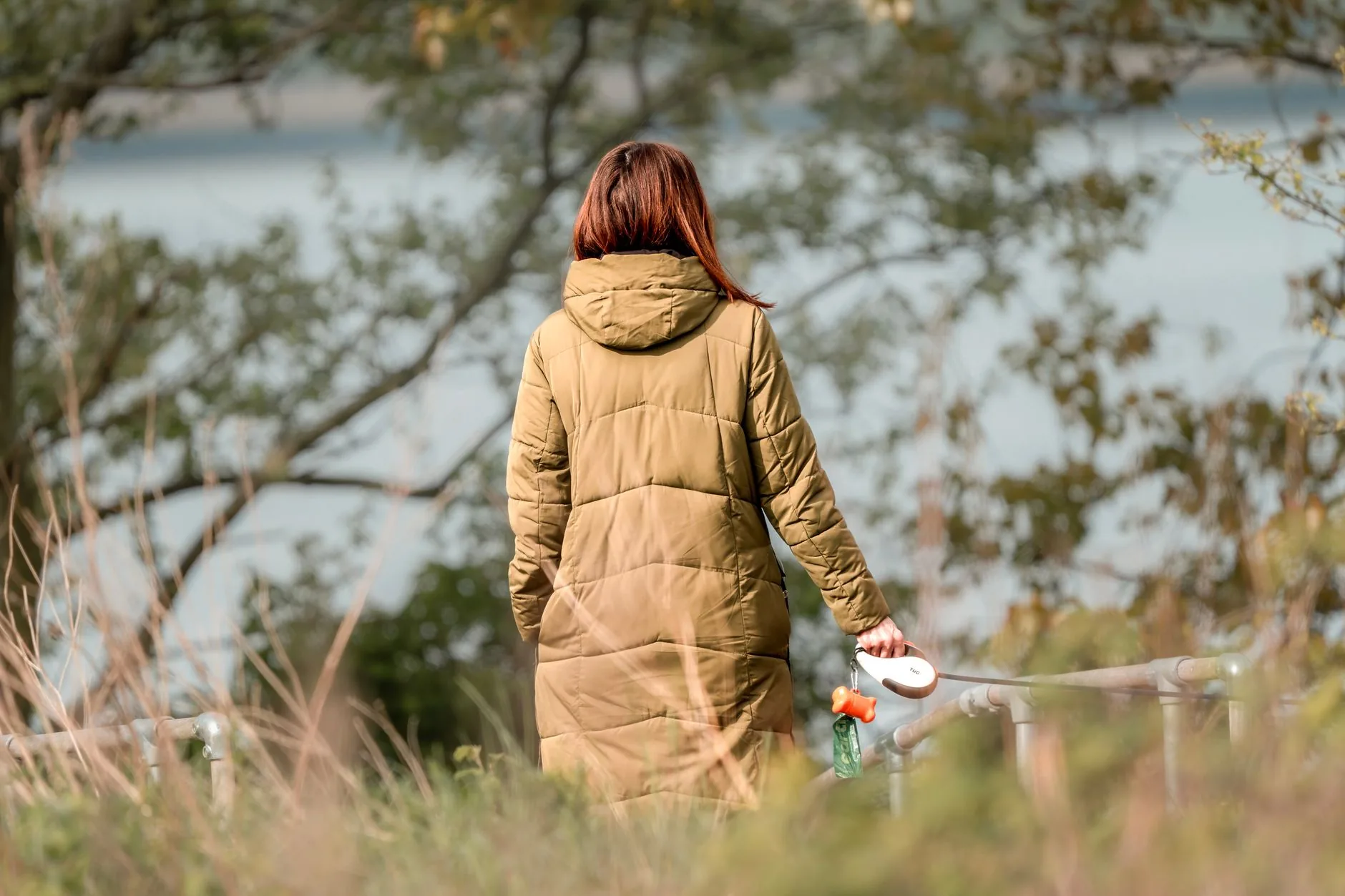 Femme marchant en extérieur dans un parc en automne